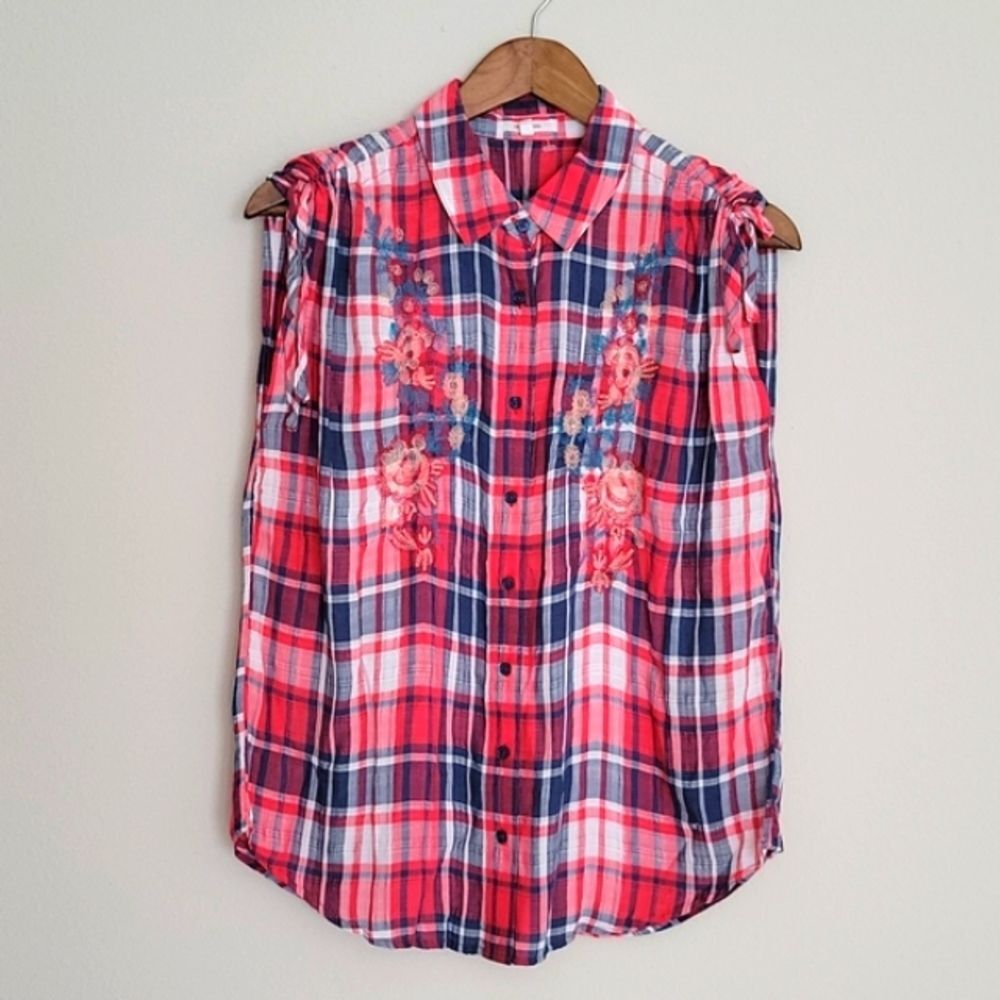 Maurices Floral Embroidery Button Down shirt size M